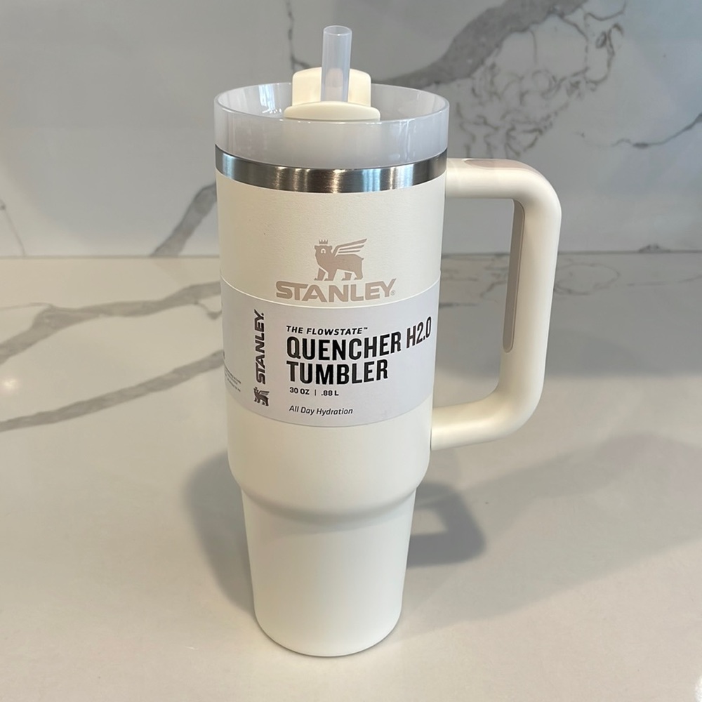 Stanley - 30 oz. CREAM Quencher H2.0 Flowstate Tumbler with Handle - NWT!